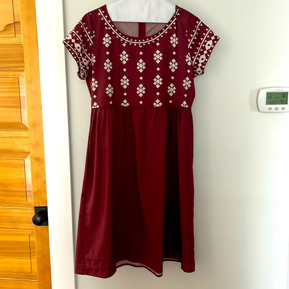 MISSLOOK Burgundy & cream geometric print dress with pockets in size L